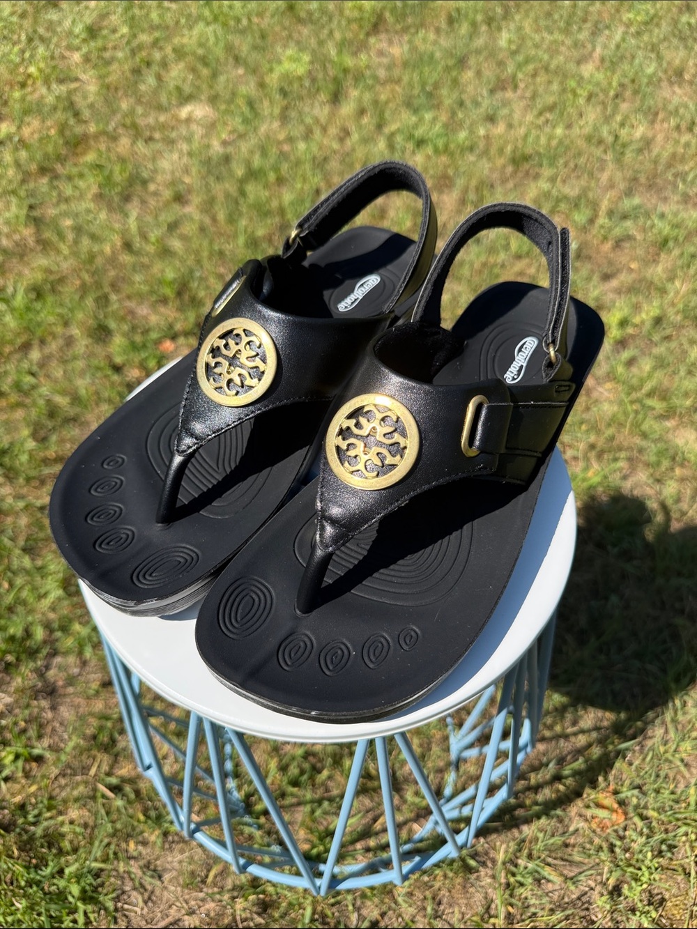 WMN’s lightly used Aerothotic Velcro adjustable thongs